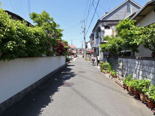 一戸建てやマンションなどが混在する閑静な町。