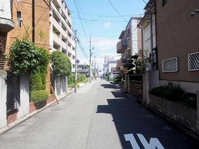 地勢は平坦で、区画の整った街並みです。