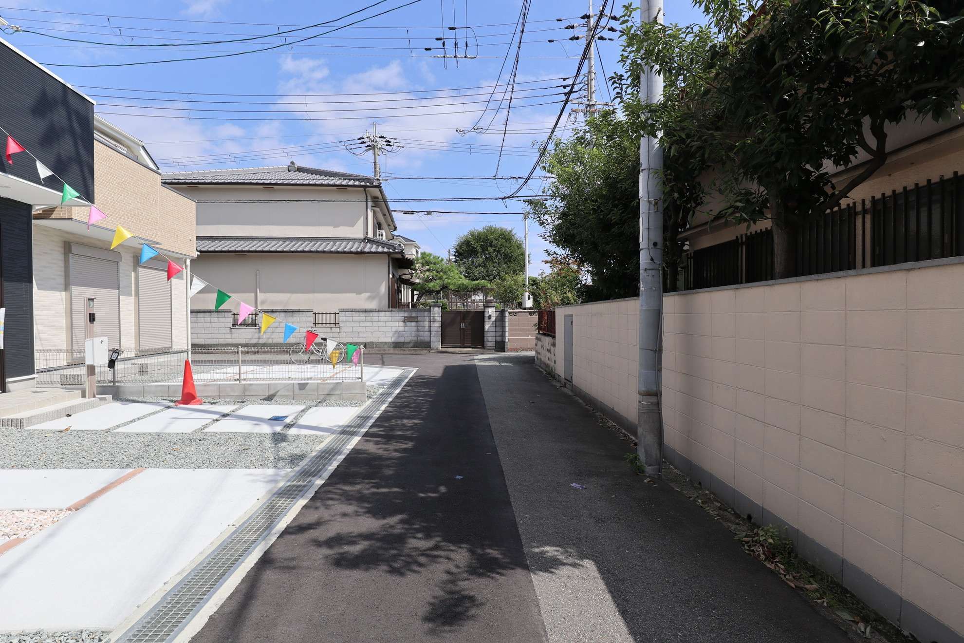 生垣や植栽のある家も多く、町中でも緑を身近に感じます。