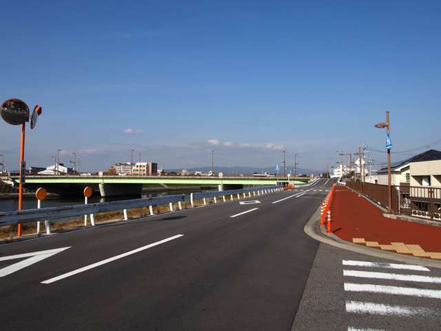 猪名川と旧猪名川の間に挟まれた場所に位置しています。