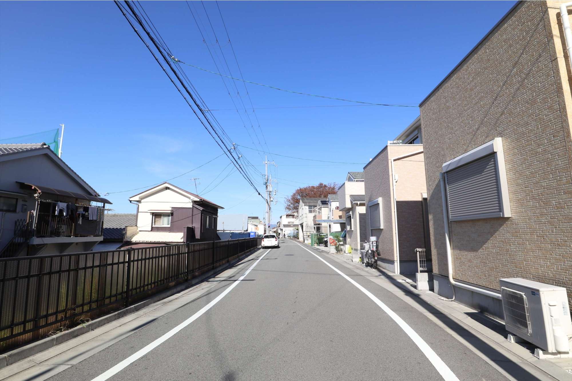 車の通りが少ない閑静な住環境が魅力。
区画の整ったエリアと道幅が狭く入り組んだエリアがあります。