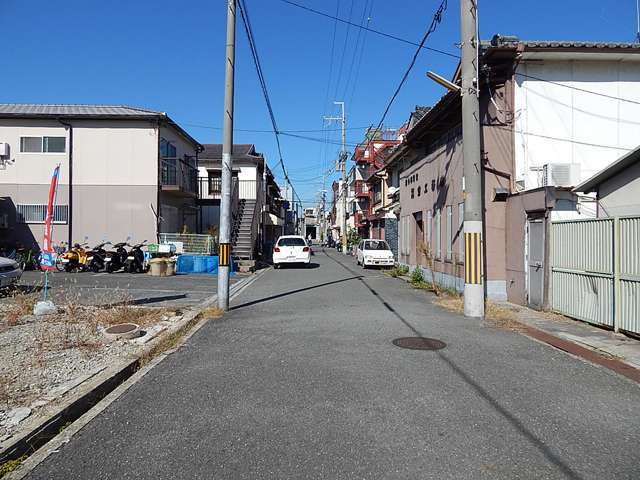 一戸建てや小規模のアパート、工場などが混在しています。