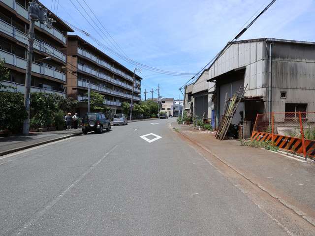 道幅が広く区画の整った街並みです。