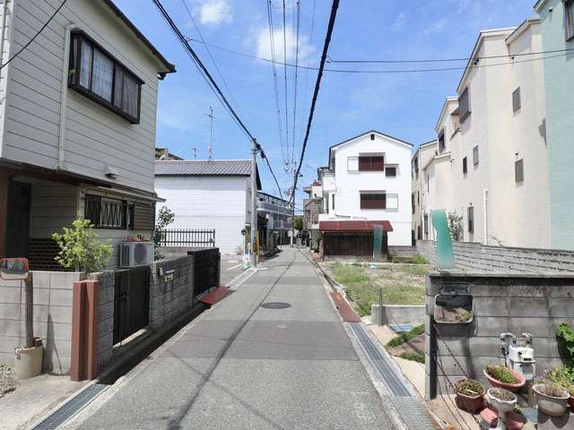 道幅が狭く入り組んでいますが、下町の風情が残っています。