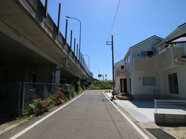 町の南側には中国自動車道、国道176号線が通っています。