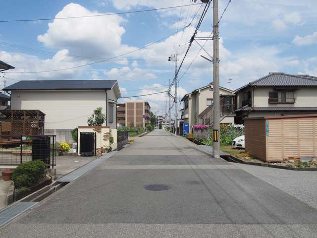 地勢は平坦で、道幅が広く、ゆったりとした印象の街並み。