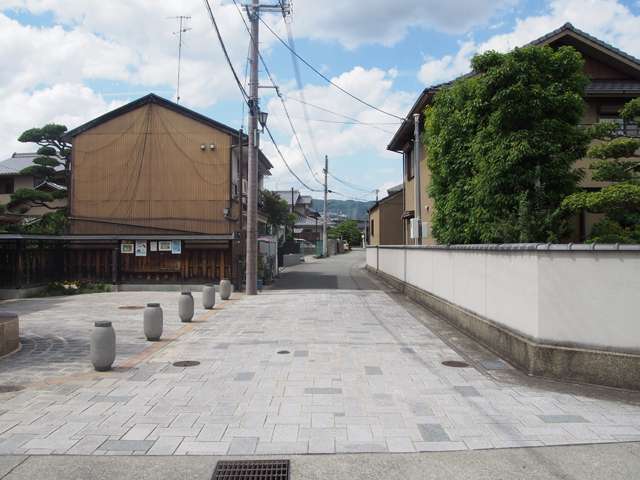 一部、緩いカーブのかかった道が続く場所があります。最寄りの駅までやや距離がありますが、自転車での移動がラクです。