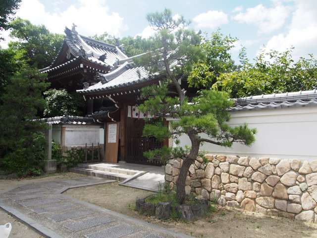 『容住寺』 聖徳太子が建立したと言われるお寺。境内には太子が腰を掛けて休息した「太子腰掛け石」や、馬をつないだ「駒繋の松」があります。