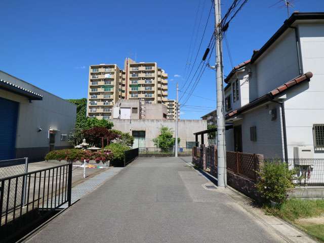 マンションやアパート、一戸建てが混在しています