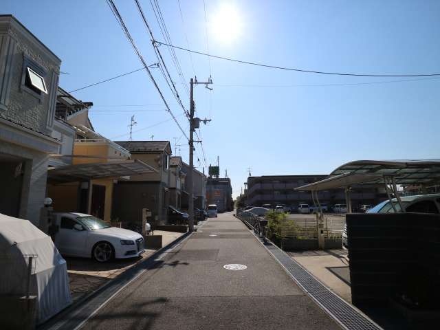 道幅はあまり広くありませんが、すっきりとした街並みです。