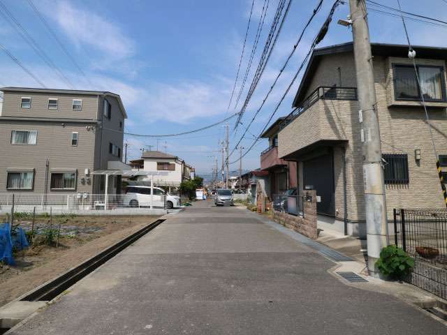 地勢は平坦で、区画が整っています。