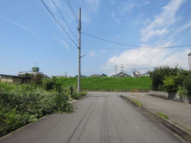 『荒牧南2丁目』は田畑が残り、すぐ西側に天王寺川が流れるのどかな雰囲気の住宅地。