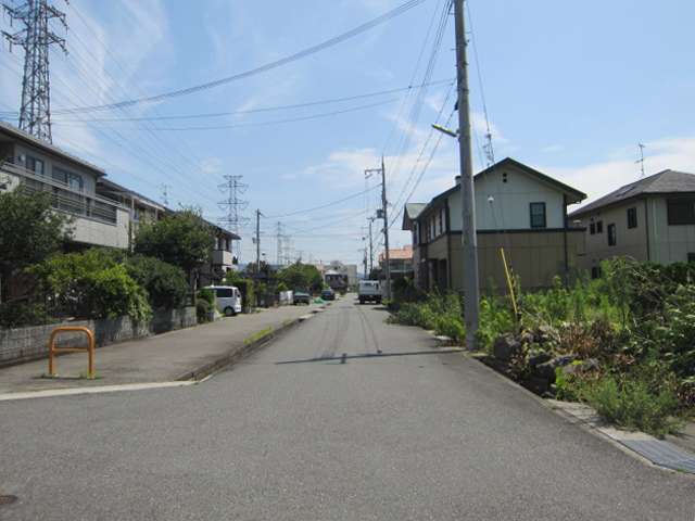 少し歩くと工場もありますが、区画が整っており、道幅が広く、地勢も平坦です。