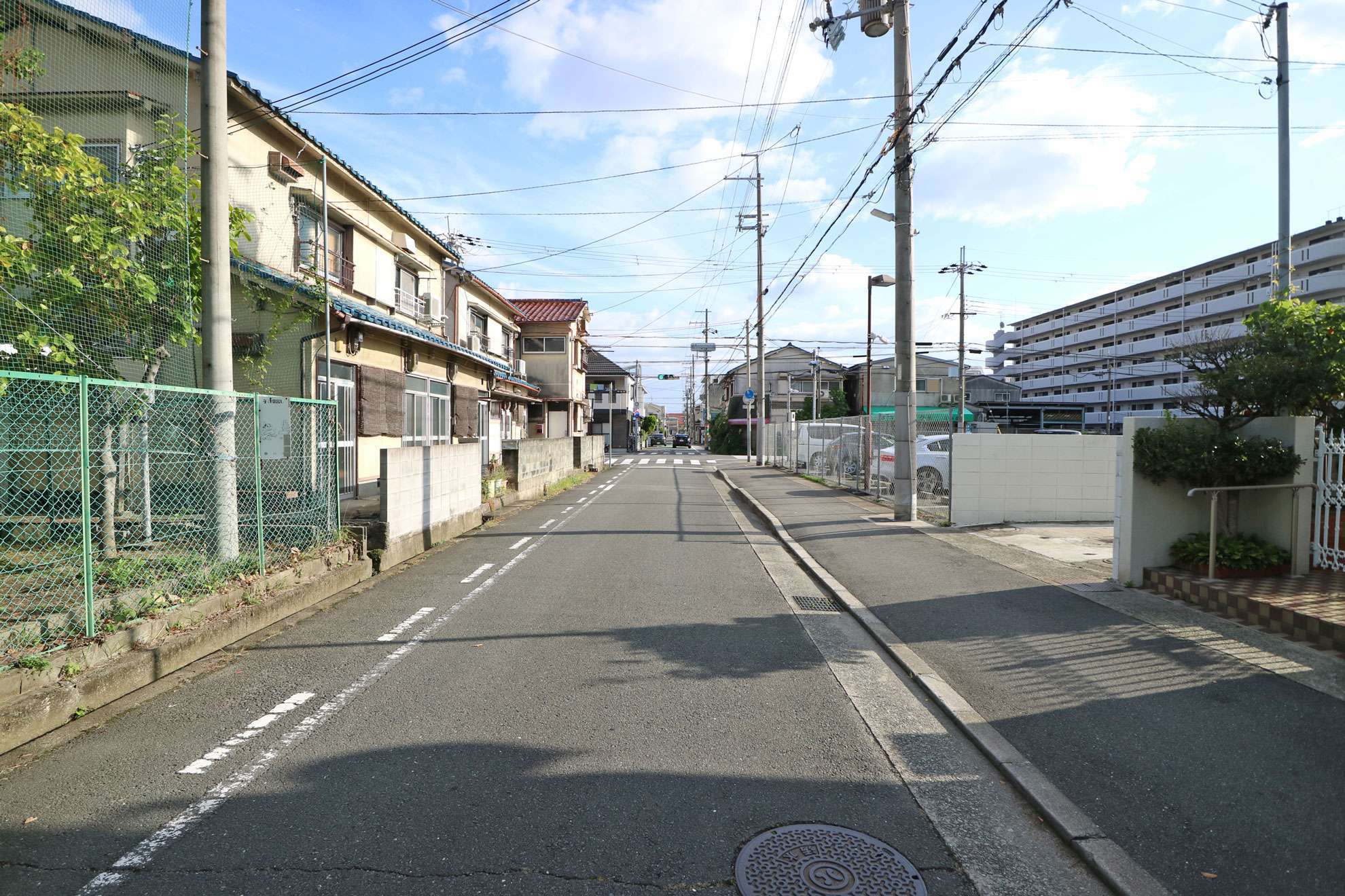 一戸建てやマンション、事務所、店舗などが混在する街。