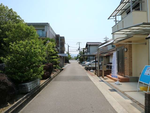 道幅は狭いですが、概ね区画の整った街並みです。