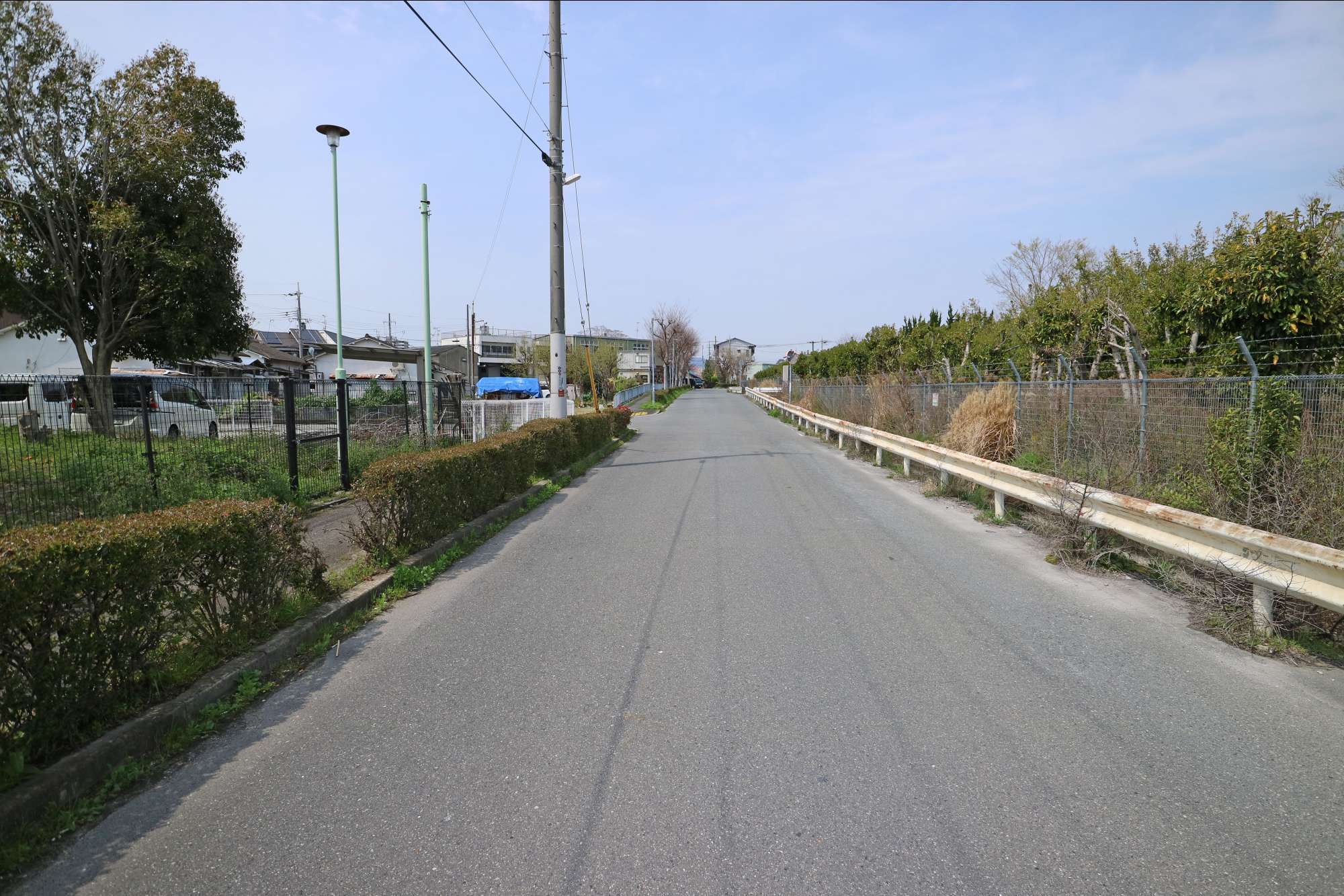 自然を身近に感じる、のどかな雰囲気の街並み。