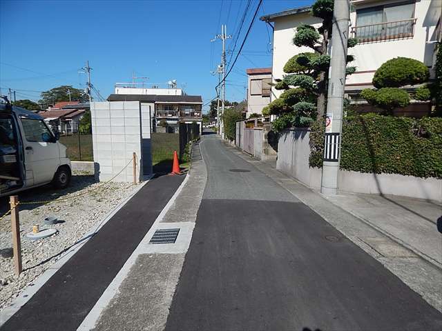 町の北部を南方向から見た景色。狭い道路沿いに一戸建てが並んでいます。