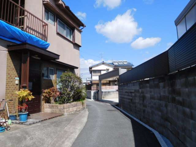 町の中央部を南方向から見た景色。狭く入り組んだ街路沿いに一戸建てが並んでいます。