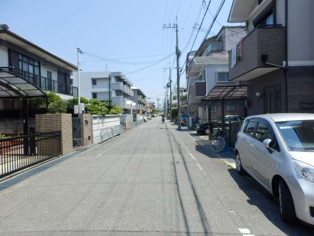 町の南西部を西方向から見た景色。直線的な道路沿いに一戸建てが並んでいます。