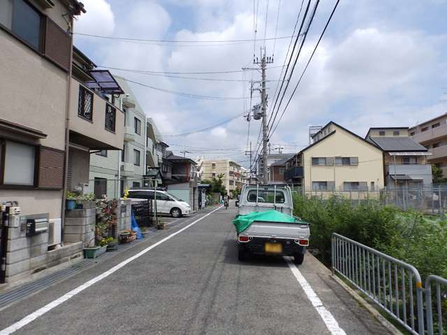 町の北部を南方向から見た景色。一戸建てやアパートが同じくらいの割合で立っています、