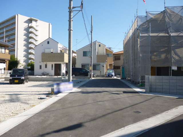 町の東部を南西方向から見た景色。一戸建てやマンションが並んでいます。