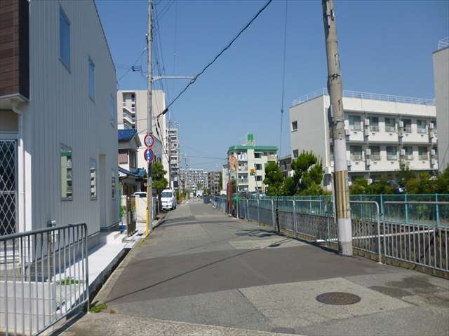 町の南東部を南方向から見た景色。道路は幅がやや狭いですが、直線的で遠くの景色は良く見えます。