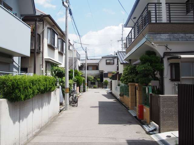 道幅が狭く、入り組んでいますが、生垣のある家が多い閑静な住環境が魅力です。