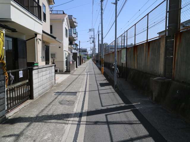町の西側にはJR福知山線の線路が通っています。