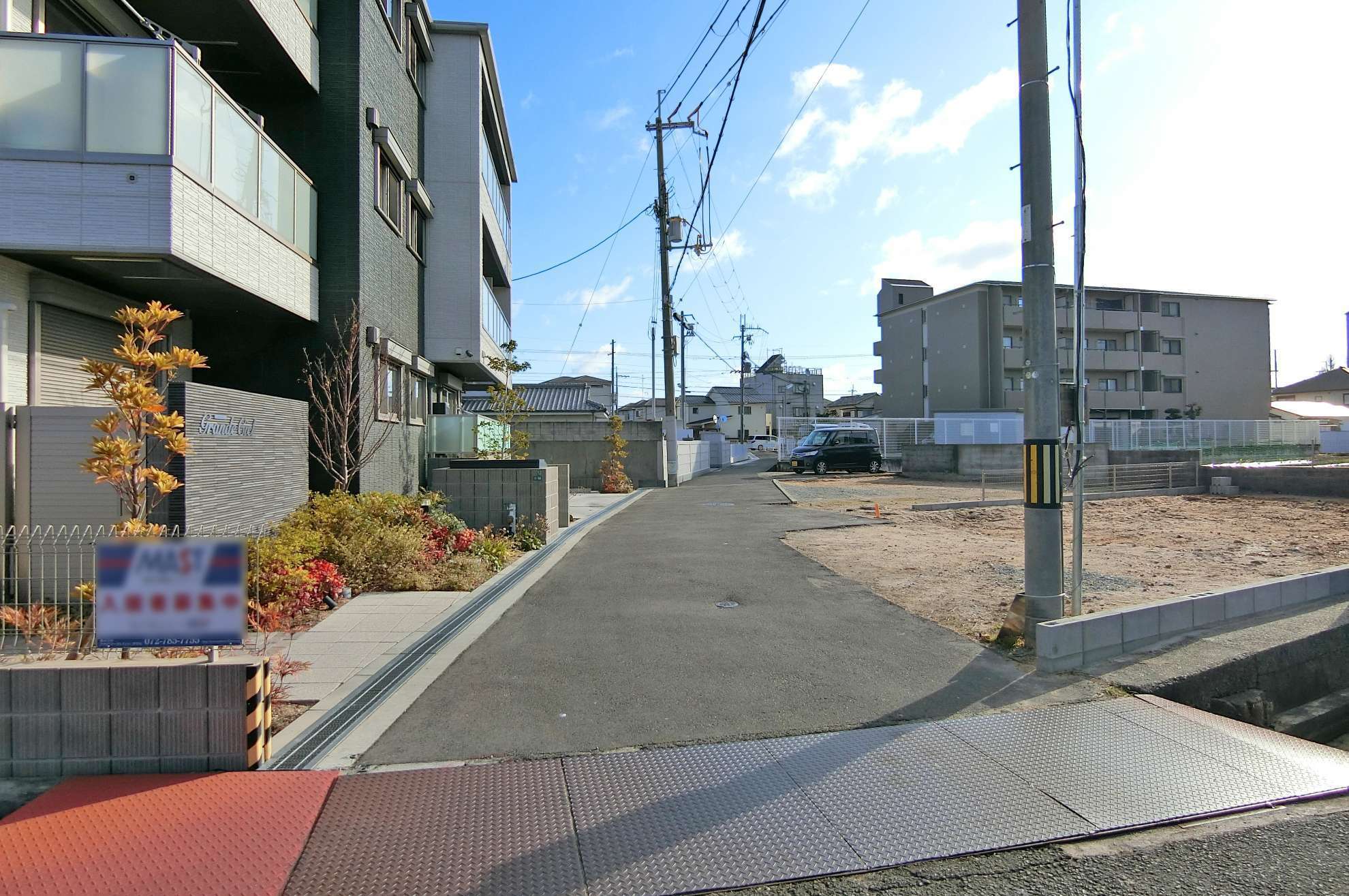 一戸建てが中心で、その他にハイツやマンションも混在する住宅地です。