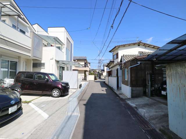 道幅が狭くやや入り組んだ街路沿いに一戸建てが並ぶ住宅地。