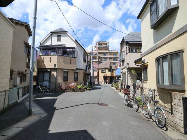 戸建が多く立ち並ぶ住宅エリア。