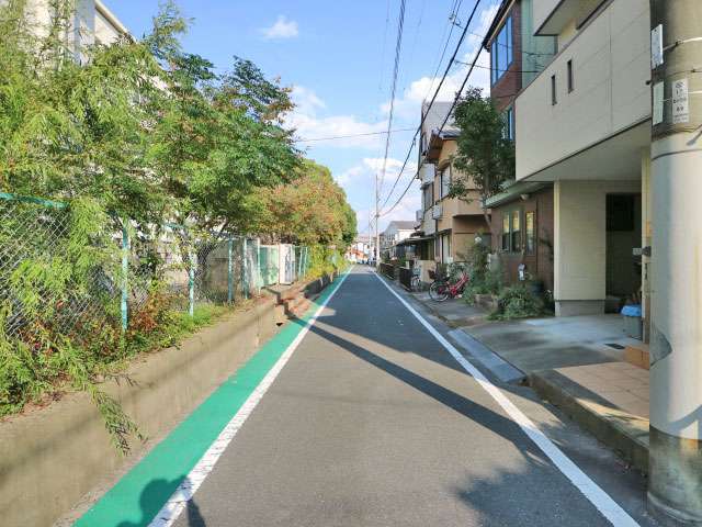 道幅はやや狭く入り組んだところもありますが、生垣のある家が多く緑豊かな印象の街並み。