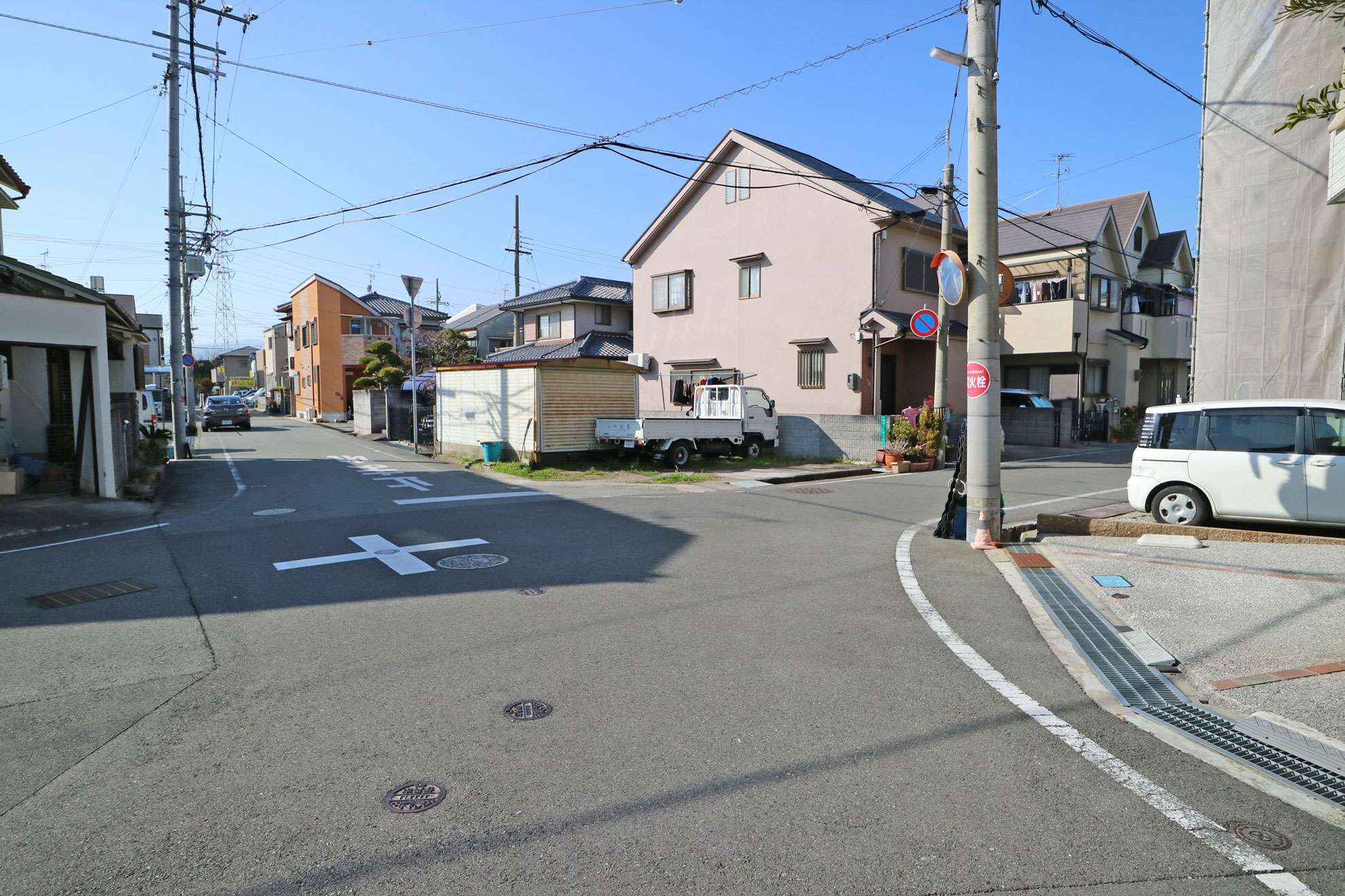 一戸建てが多く並んでいます。