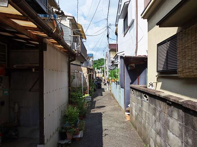 町の北部を南西方向から見た景色。狭い路地沿いに一戸建てが集中しています。