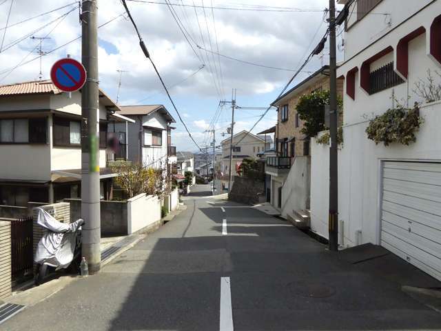 町の北西部を北方向から見た景色。一戸建てが多く並んでいます。