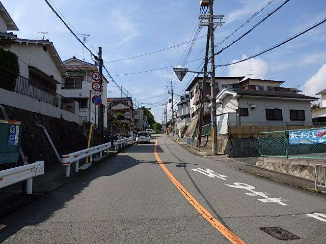 町の北部を南方向から見た景色。丘陵地にあるため、町の中には坂道が多いです。