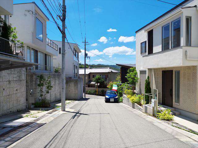 町の中央部を東方向から見た景色。一戸建てが中心に並んでいます。