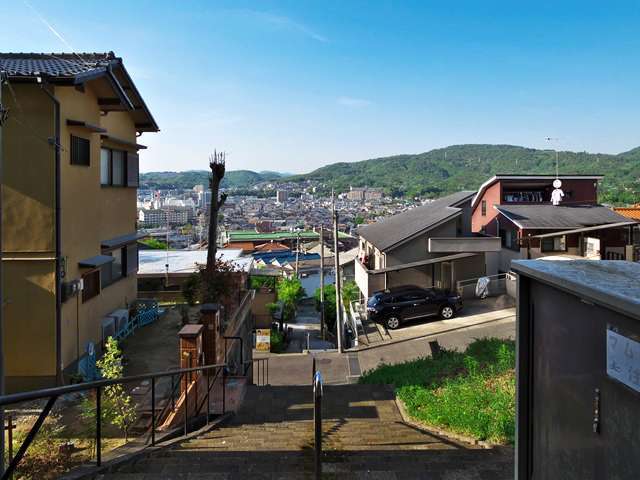 南西部を南方向から見た景色。高台からは周囲の住宅地を見渡せます。