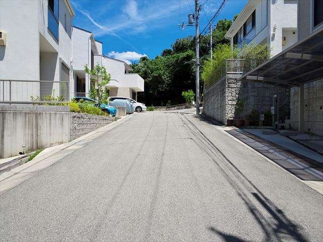 町の中央部を西方向から見た景色。東へ向かうにつれて勾配が急な坂道が多いです。