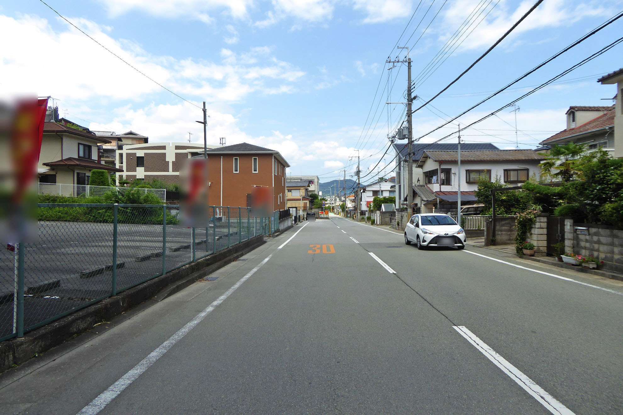町のすべてが第1種低層住居専用地域と第1種住居地域に指定されており、一戸建てが中心に並んでいます。
