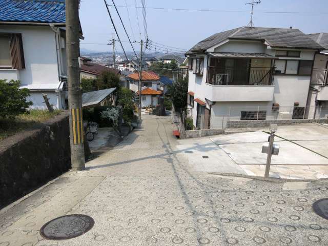 町の中央部を南東方向から見た景色。勾配の急な坂道が多いですが、眺望が取れる場所もあります。