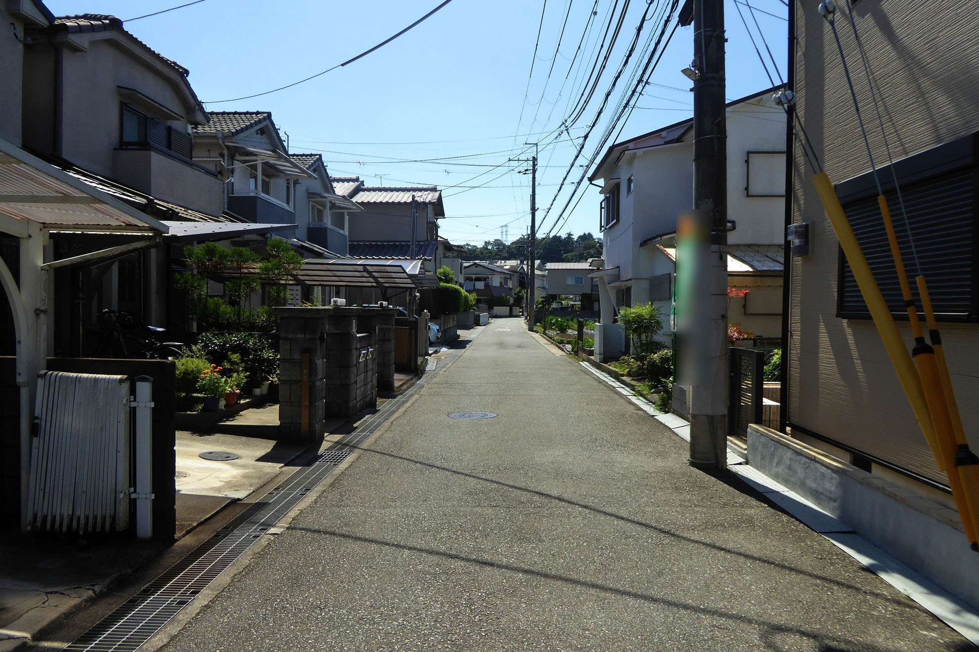 車通りの少ない静かな住環境が魅力です。