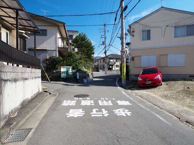 町の南部を西方向から見た景色。東に向かうにつれて緩やかな上り坂になっています。