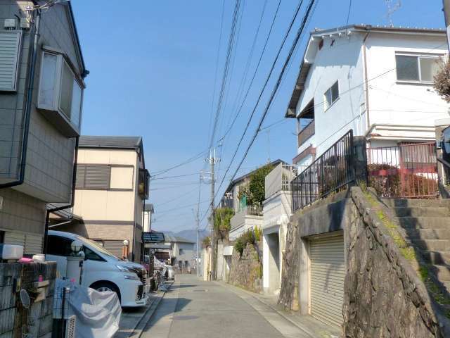 町の北部を東方向から見た景色。道幅が狭い道路が多いです。