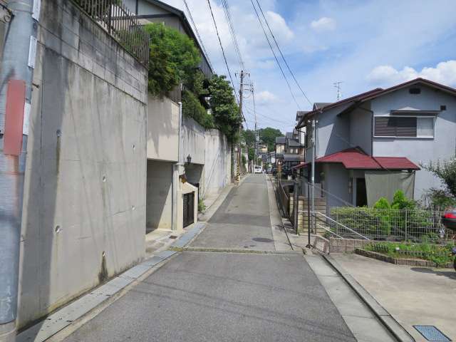 町の東部を北西方向から見た景色。東に向かうにつれて上り坂となります。
