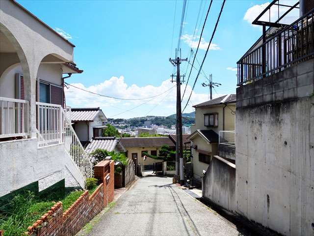 町の東部を北方向から見た景色。高台にあるため、遠くの景色が見えます。