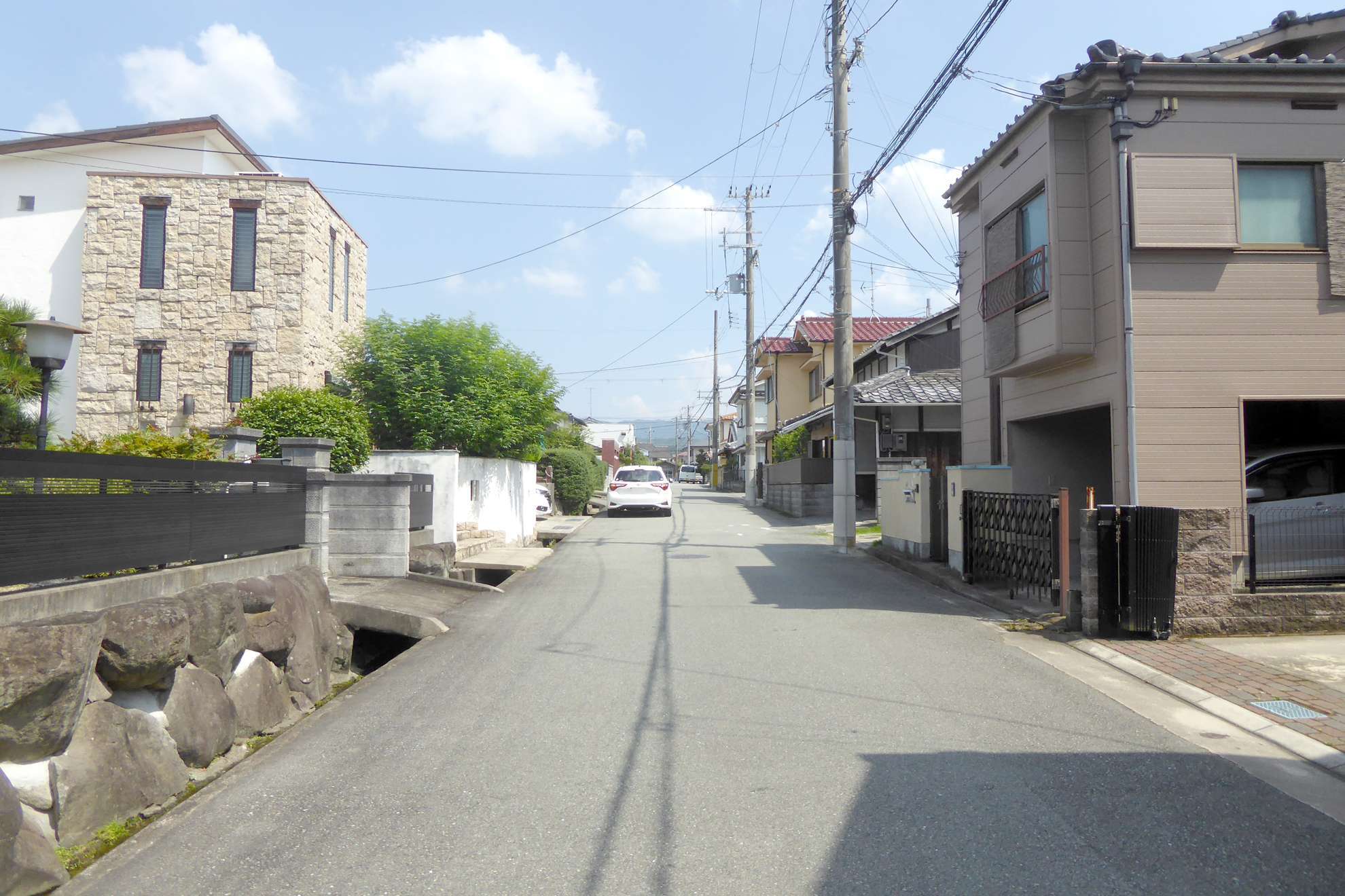 一戸建てが中心に並んでいます。