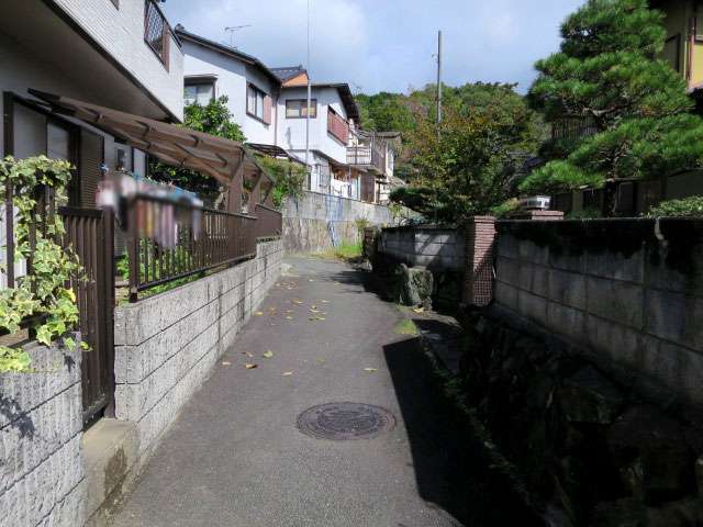 町の北東部を南西方向から見た景色。道幅が狭く入り組んだ街路が多いです。