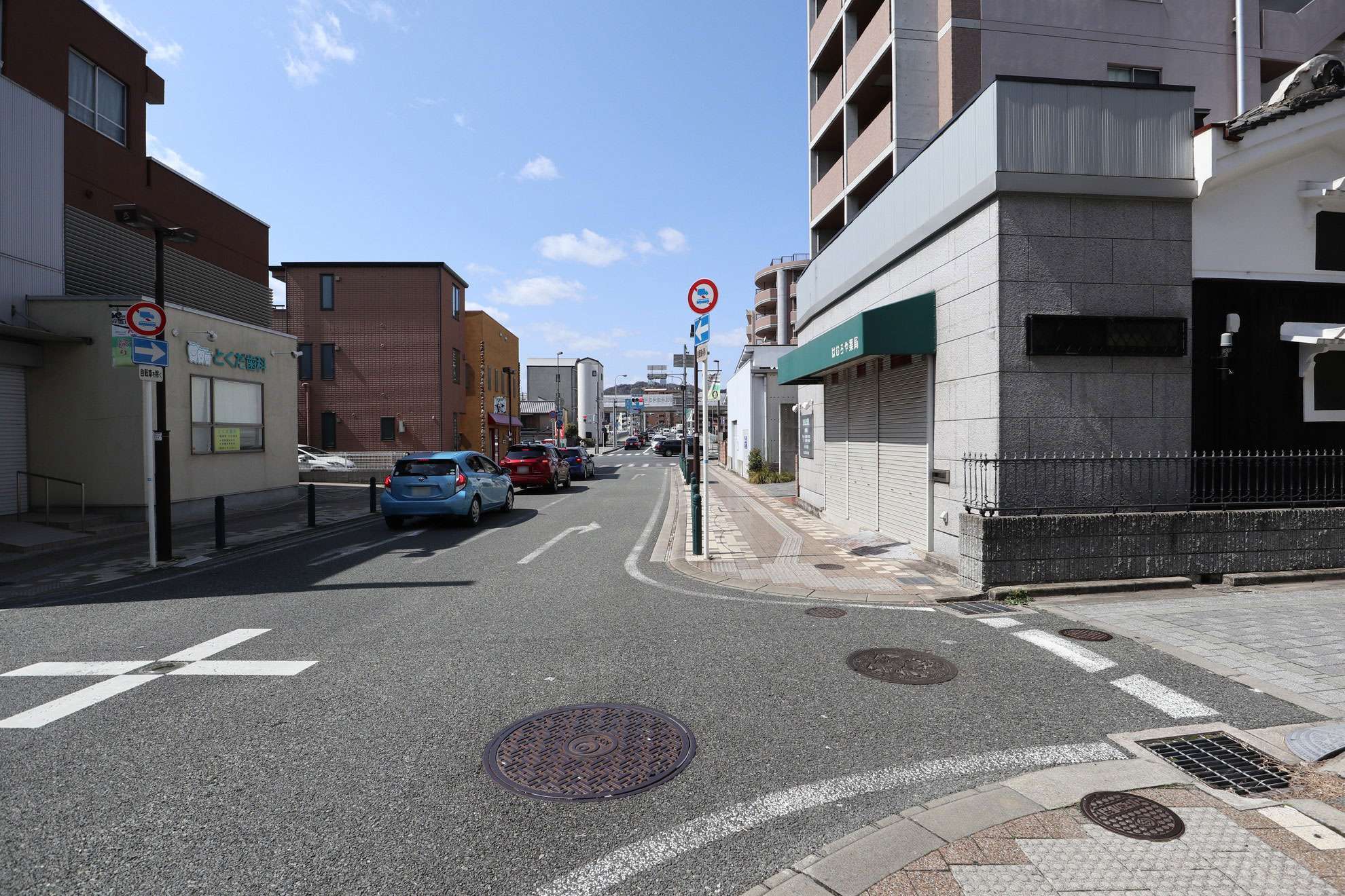 町の中央を東西に通る道路沿いには、店舗も多く立ち並んでいます。