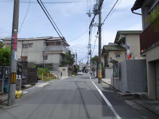 緩やかな坂道沿いに一戸建てが並んでいます。